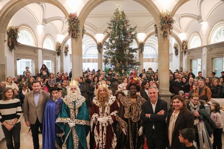 A Deputación vístese de gala para recibir aos Reis Magos por primeira vez na súa historia nun Pazo provincial ateigado de nenos e nenas