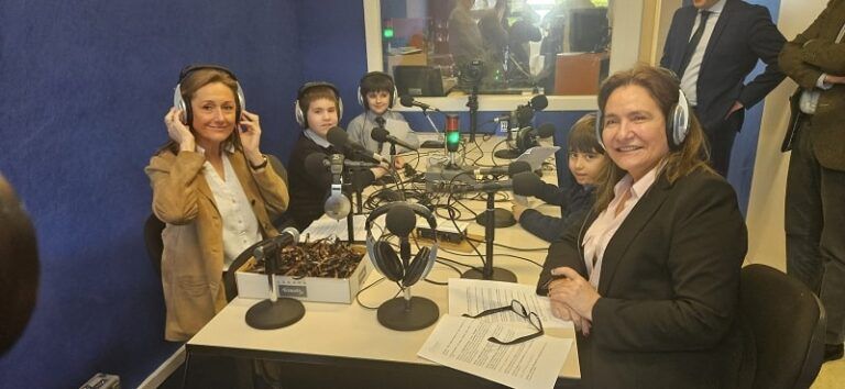 A vicepresidenta Luisa Sánchez participa nos actos polo Día Mundial da Radio de Onda Cero e o colexio Montecastelo