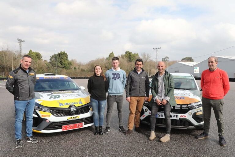 Luis López presenta no Porriño os dous coches cos que a Deputación patrocina a participación de dous pilotos da provincia no Campionato Galego de Rallys