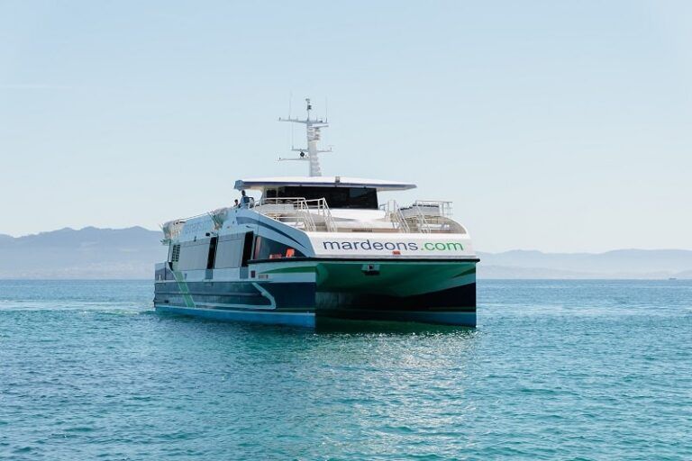El barco, la mejor opción para llegar a la Fiesta de la Arribada 2025
