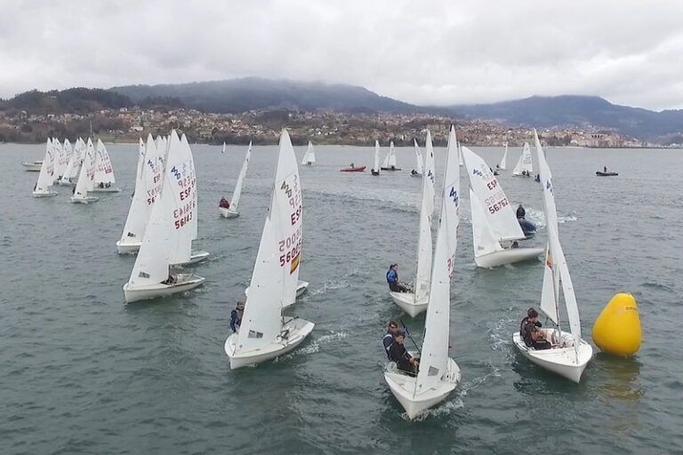 Triunfos compartidos en la Regata ABANCA Vela Ligera en la Ría de Vigo