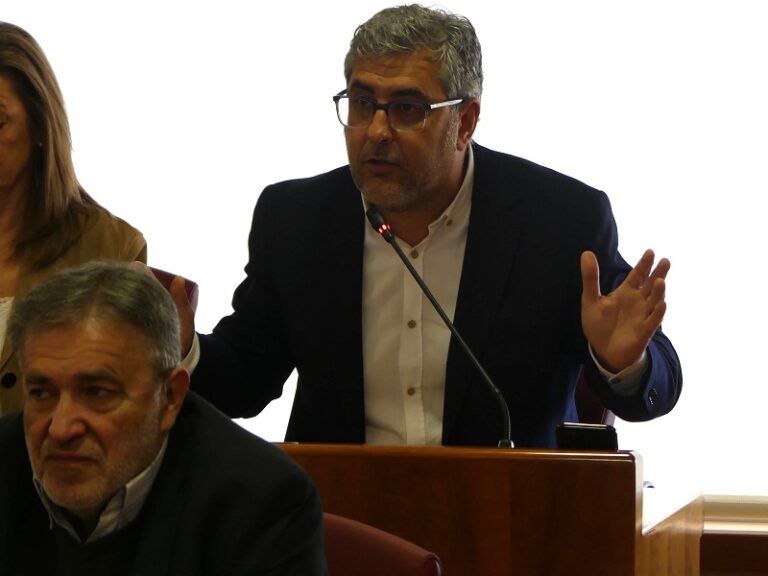 Tensión en el Pleno de Vigo: el PP acusa a Caballero de “esconderse” y exige explicaciones sobre el ‘caso Guns N’ Roses’