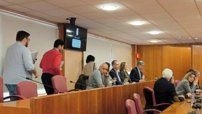 El BNG abandona el Pleno de Vigo en protesta por el “sectarismo” de Caballero con las distinciones de la ciudad
