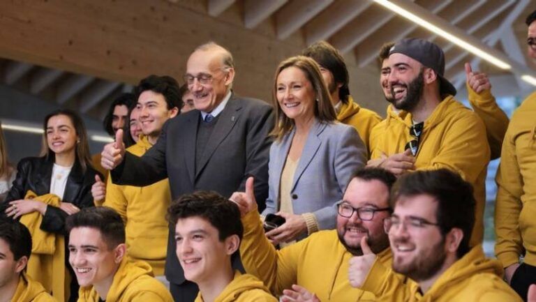 Luisa Sánchez asiste ao acto de entrega dos Premios e Axudas Incuvi ás mellores iniciativas empresariais de base tecnolóxica e de coñecemento