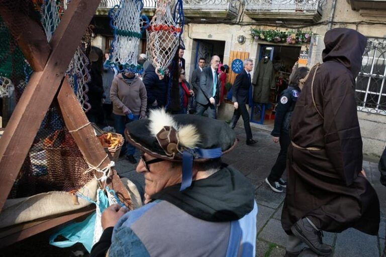 Baiona revive la llegada de la carabela Pinta con una Arribada multitudinaria