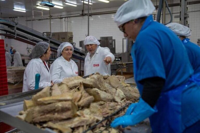 Ana Ortiz destaca la innovación y competitividad de Conservas Cerqueira como referencia del sector en Vigo