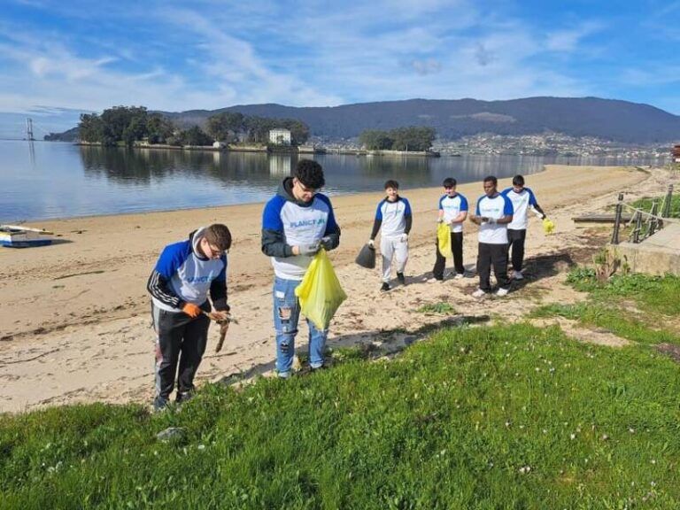 Estudiantes del Colegio Hogar Afundación retiran 270 kilos de basura marina y flora exótica invasora del arenal de Cesantes