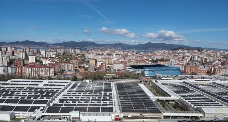 Stellantis Vigo instala 33.000 paneles solares en su techo y lidera la revolución verde industrial