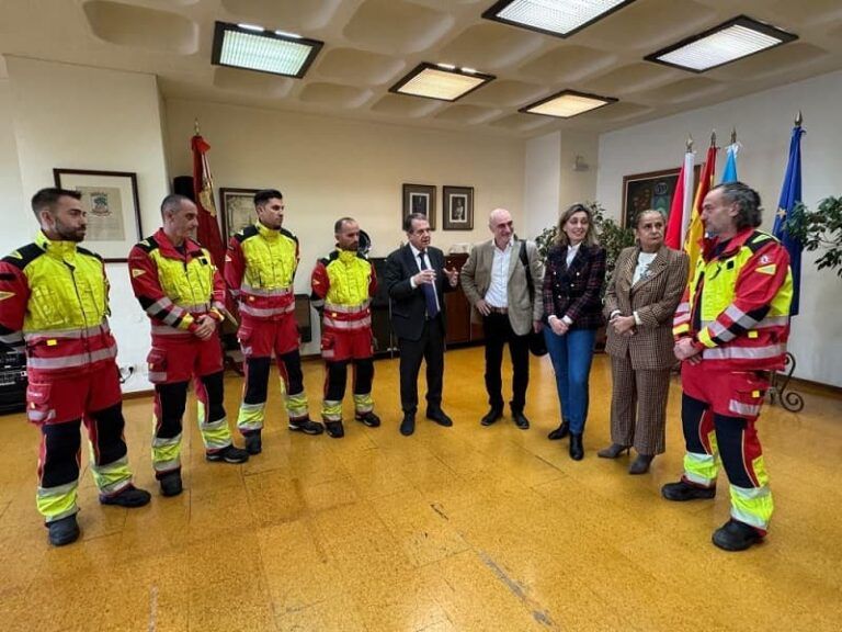 Vigo reconoce a sus héroes: bomberos y policías distinguidos por su labor en la DANA de Valencia