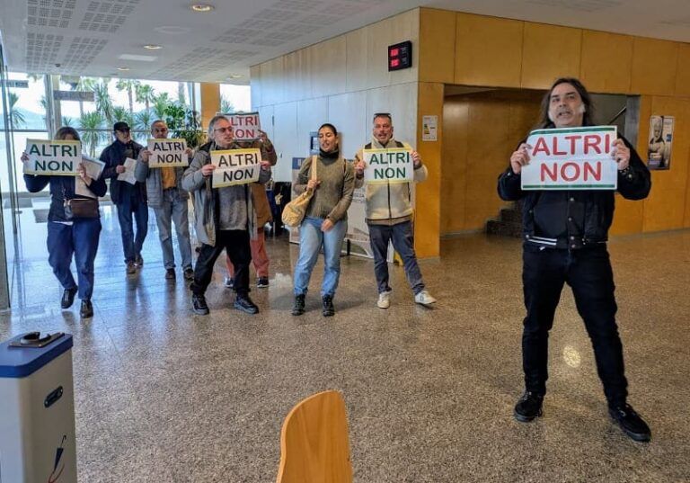 Ecologistas contra el desarrollo: nueva protesta contra la fábrica de Altri en Vigo