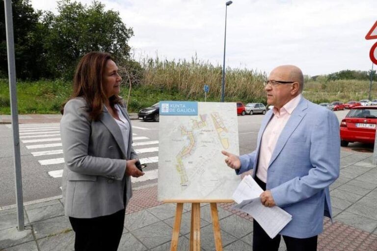Ana Ortiz visita las parcelas de Navia en las que la Xunta construirá otras 75 viviendas de promoción pública