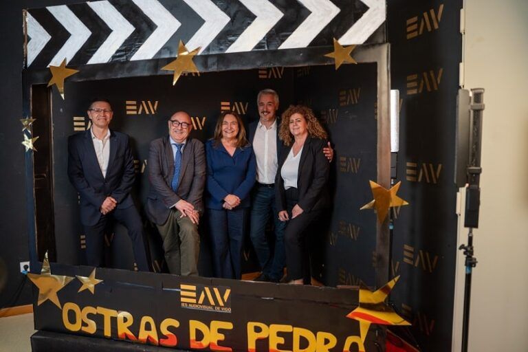 Ana Ortiz y Eugenia Pérez asisten a la IX gala de los premios Ostras de Pedra del CIFP Audiovisual de Vigo