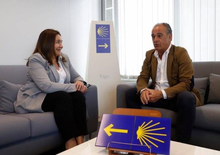 Ana Ortiz celebra el aumento de la oferta hotelera en el Camino de la Costa con la apertura del faro de Cabo Silleiro