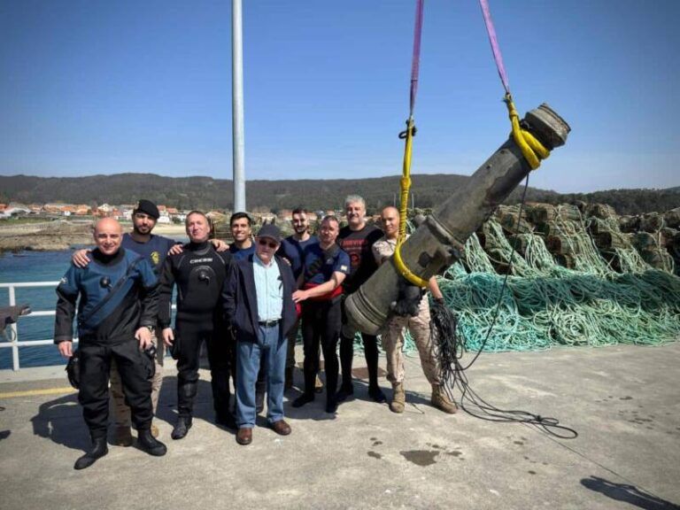 La Xunta recupera del mar un cañón de bronce del s.XVI en la zona de Punta Sardiñeiro