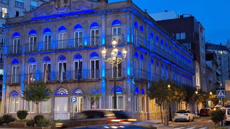 La Zona Franca de Vigo se ilumina de azul con motivo del Día Mundial del Párkinson