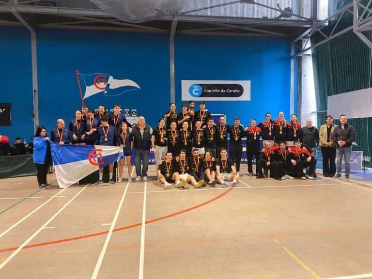 El club Escola Rosalía Peixes Vimar logra el ascenso a la División de Oro del bádminton español