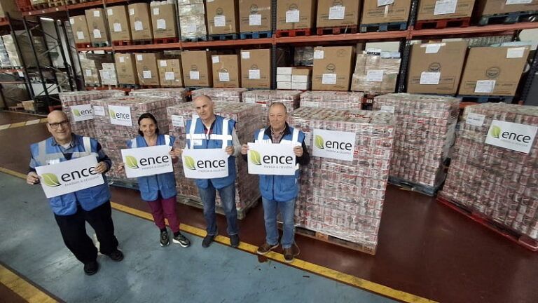 Más 12.000 litros de leche y más de 3.000 kilos de conservas de carne, donación aportada por ENCE Pontevedra