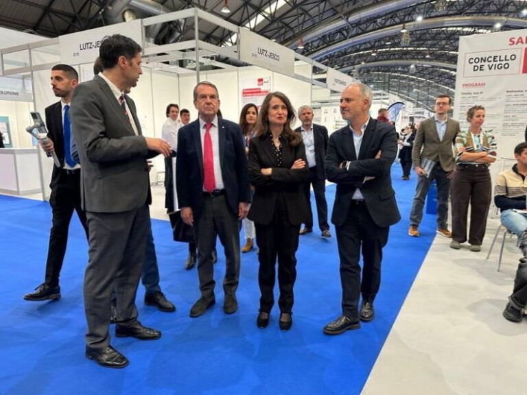 El alcalde se interesa por las novedades del sector acuícola en la apertura del salón «Aquafuture Spain»