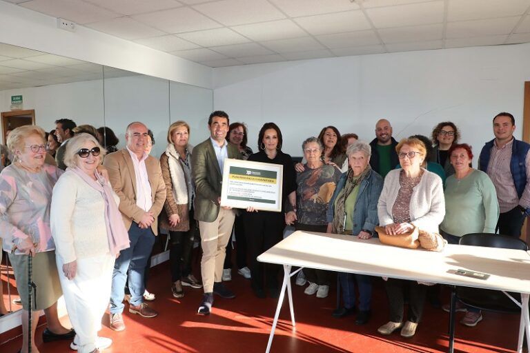 Luis López destaca el papel del movimiento vecinal como motor de cohesión en un encuentro con mujeres rurales en Vilagarcía