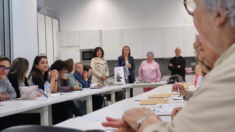 Luisa Sánchez asiste á apertura do obradoiro de arte floral no que participan as veciñas da Praza da Miñoca no marco do programa provincial +Xuntas