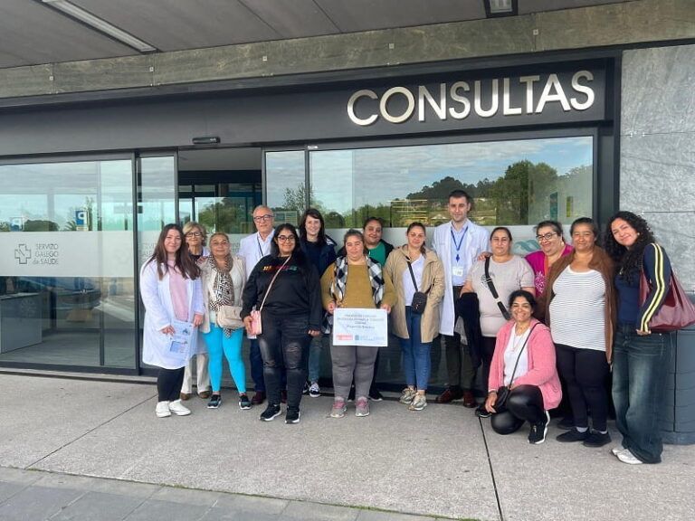 Una visita al hospital para romper barreras: la comunidad gitana conoce el Álvaro Cunqueiro
