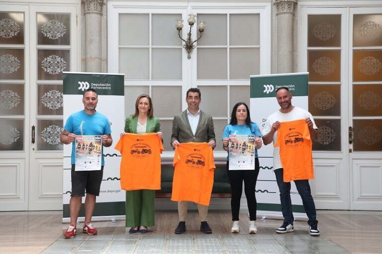 Luis López recibe aos organizadores da concentración de motos de Bueu, un evento de referencia para descubrir os tesouros das Rías Baixas sobre dúas rodas