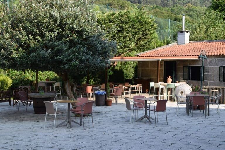 Así es el antiguo molino de piedra gallego en el que puedes comer y alojarte