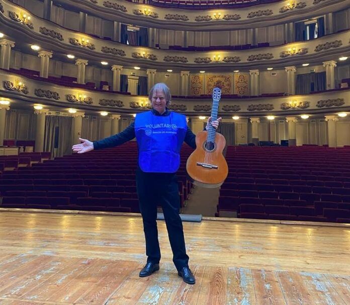 David Russell sobre escenario Teatro Afundación Vigo (de pie)-min
