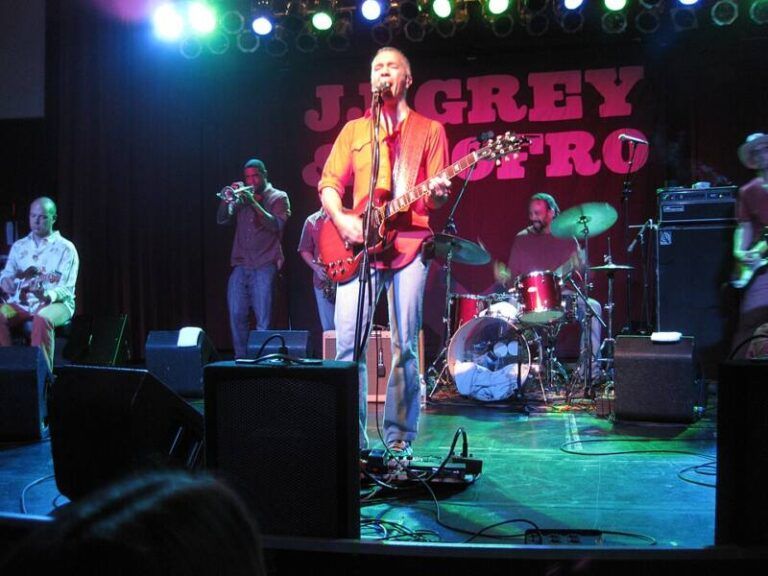 VH al tema: Hoy «The Sun Is Shining Down» de JJ Grey & Mofro