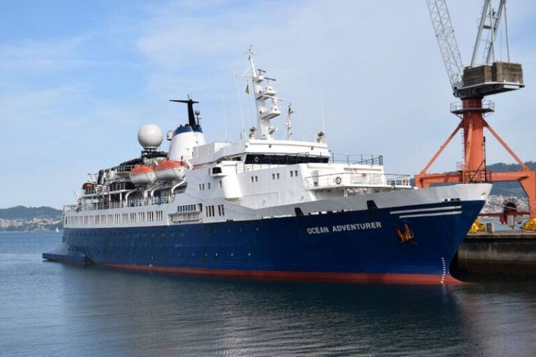 El “Ocean Adventurer” se prepara en Vigo para su próxima expedición antártica