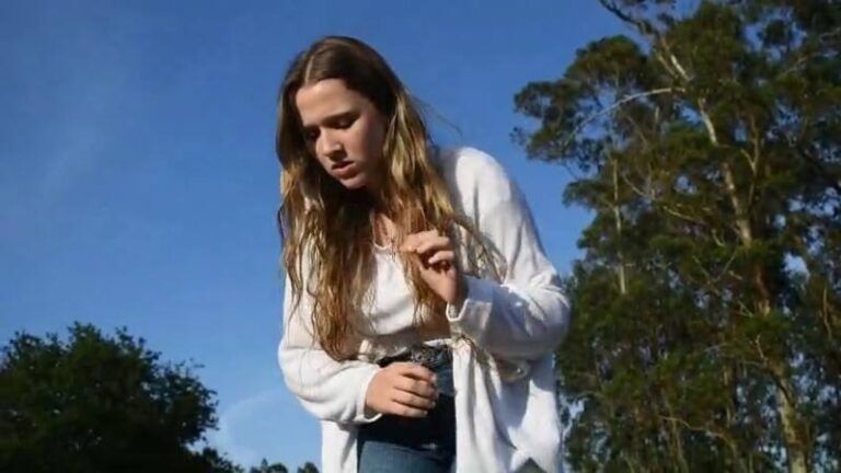 “O mar non esquece”: una joven cineasta de Vilaboa emociona con su cortometraje sobre memoria histórica