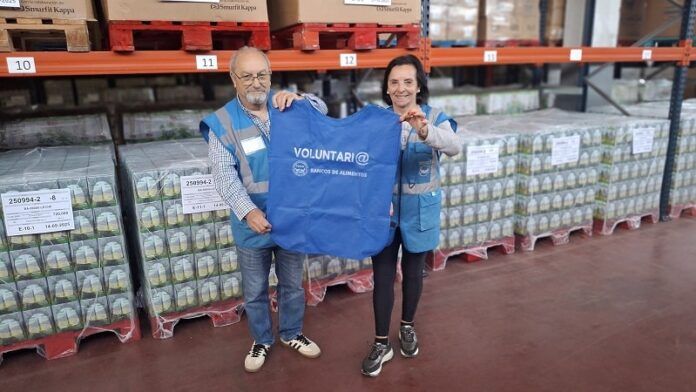voluntari@s con peto de la marea azul-min