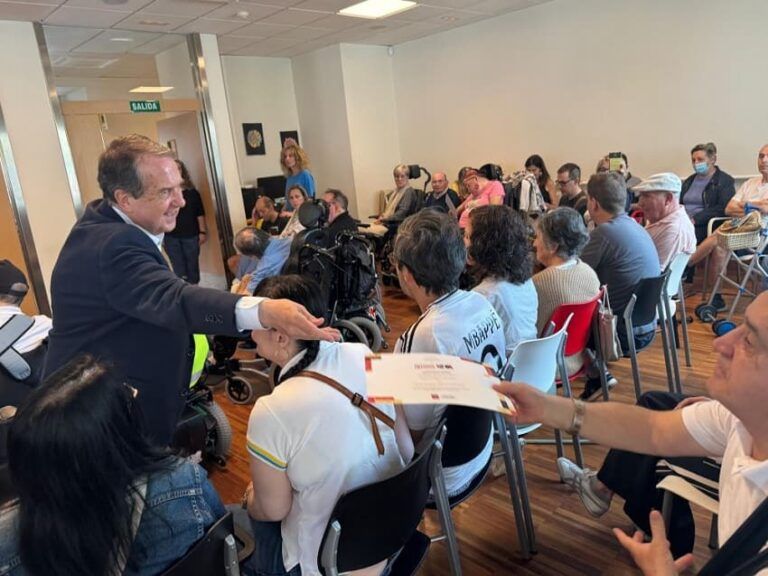 O alcalde entrega os diplomas de Vigueses Distinguidos aos usuarios do centro Alento
