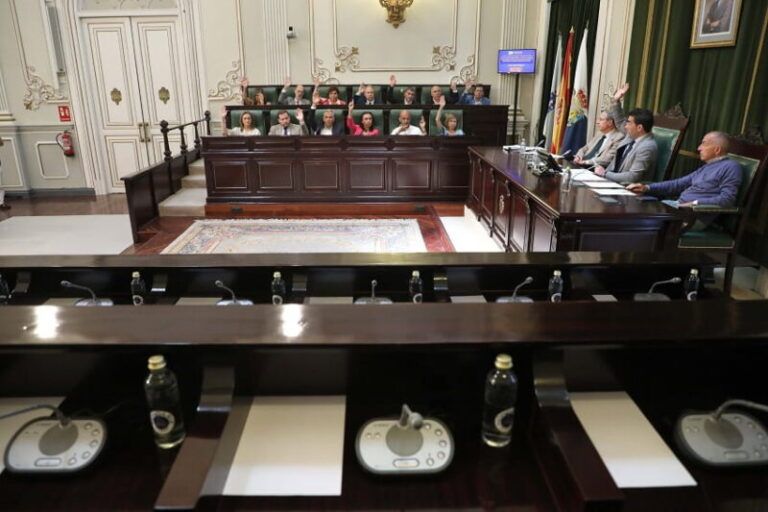 O pleno da Deputación reclama a convocatoria de eleccións xerais coa aprobación dunha moción en repulsa da corrupción que arrodea ao presidente do Goberno