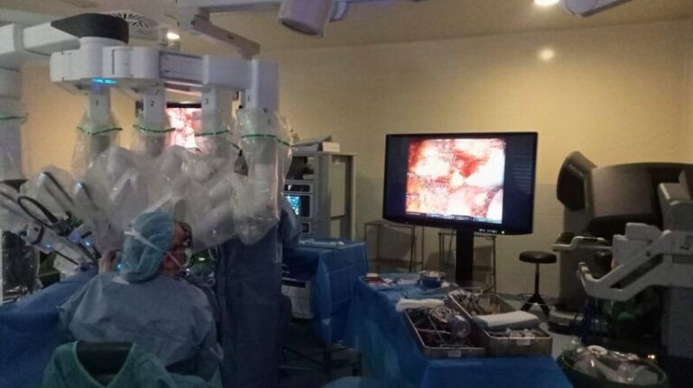 Cirujanos del Hospital Álvaro Cunqueiro logran extirpar un tumor de próstata con una sola incisión