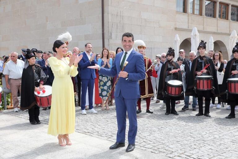 Luis López enxalza a Festa da Rosa de Mos como un dos tesouros extraordinarios que agocha o interior da provincia e fai das Rías Baixas un “destino de primeira”