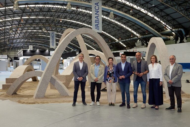 El arte de la piedra cobra vida en Vigo: Belén Moneo firma una instalación monumental en granito rosa para Stonegal