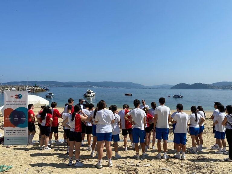 Escolares de Bueu y ARVI recogen 30 kg de basura en la playa Pescadoira dentro del proyecto europeo NETTAG+