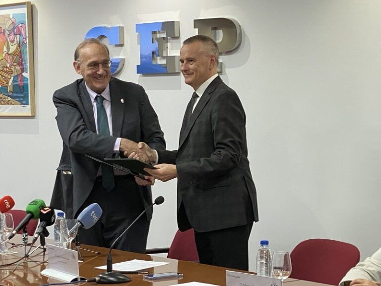 La Universidad de Vigo y la CEP lanzan 1.548 plazas de microcredenciales para formación laboral especializada
