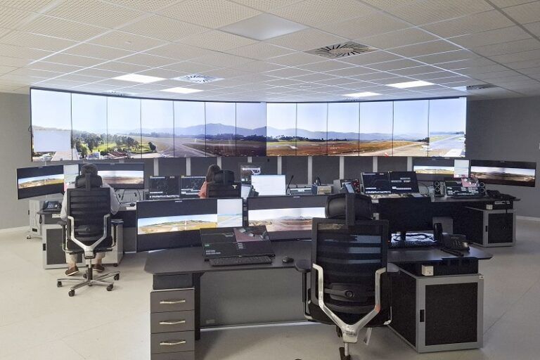 Vigo inaugura la primera torre de control digital de España con un vuelo a Madrid