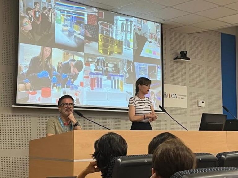 As luces de nadal científicas do Galicia Sur deseñadas polo alumnado vigués dentro da acción Ciencia Brillante, galardoadas no Comcired 2025 promovido pola FECYT