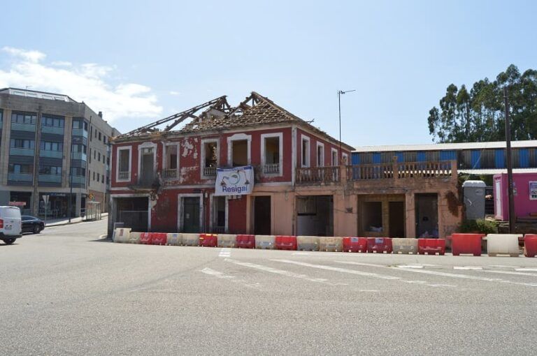 O derribo da antiga “casa vermella” de Puxeiros dará paso a unha contorna máis accesible e humanizada