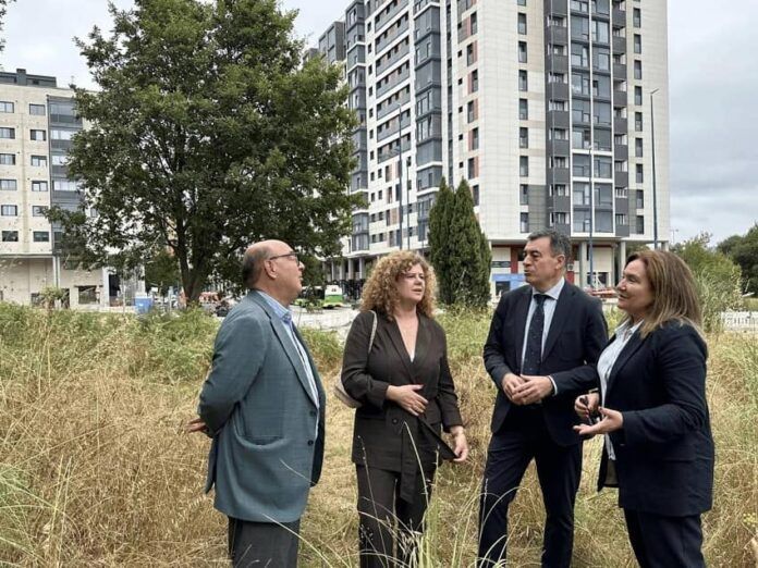 20250711VisitaParcelaIESDomingoVillarNavia_2 ana ortiz navia-min