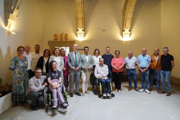 Luis López salienta a mellora da accesibilidade dos edificios públicos que impulsa o +Provincia en lugares como Baiona, cun investimento de 250.000€ na casa consistorial