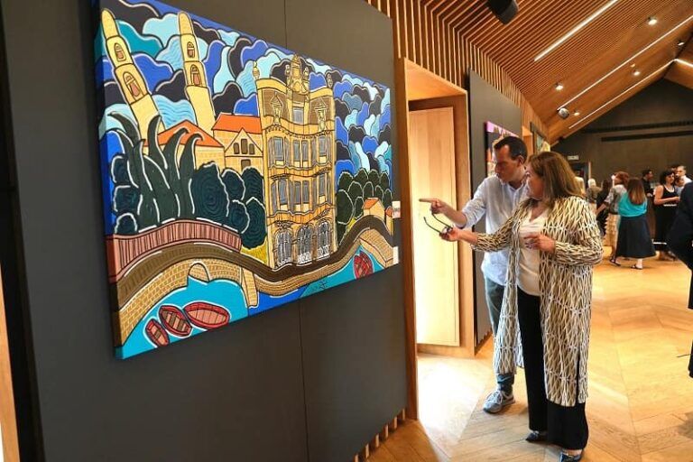 El Palacio da Oliva acoge la exposición “Almazara de cores” del artista Raúl Velloso