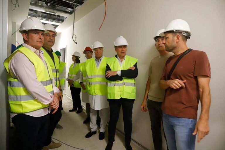 Gómez Caamaño avanza la puesta en servicio este año del nuevo hospital de día de procesos de Vigo, que permitirá realizar 6.000 tratamientos más al año