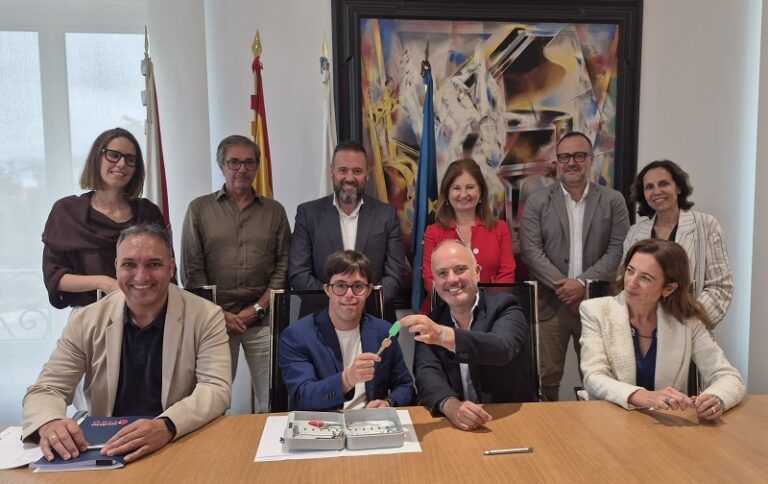 Zona Franca entrega las llaves de su nueva sede a Down Vigo, que abrirá en septiembre en el Casco Vello