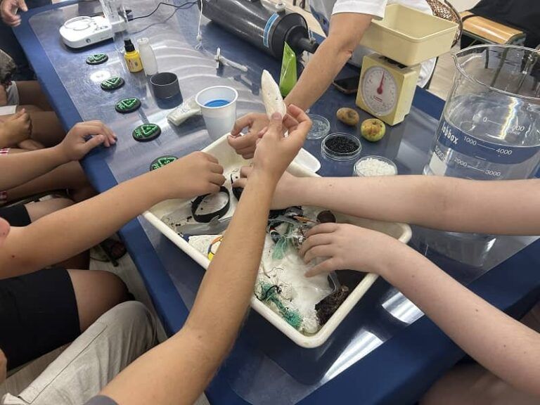 Ciencia marina inclusiva: el IEO concluye en Portonovo sus talleres para jóvenes con discapacidad visual