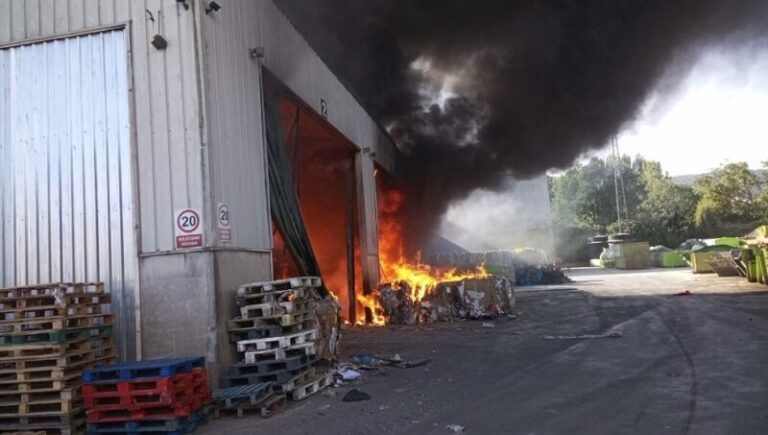 Fuego en una nave de Toysal obliga a cortar la senda del Lagares
