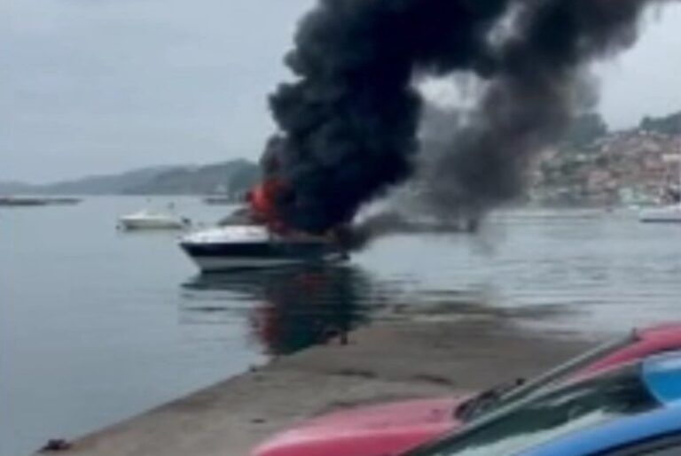 Incendio de un yate y varias nasas en el puerto de Vilariño, en Cangas